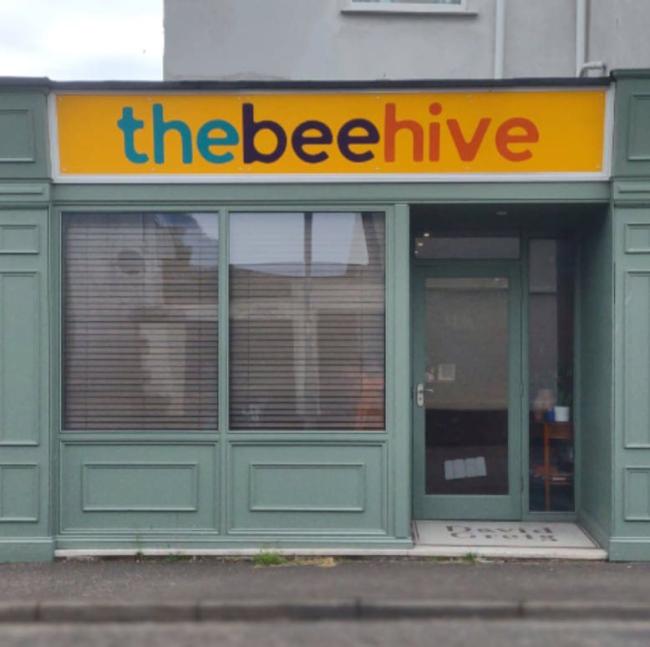 The Bee Hive, salon photo 2